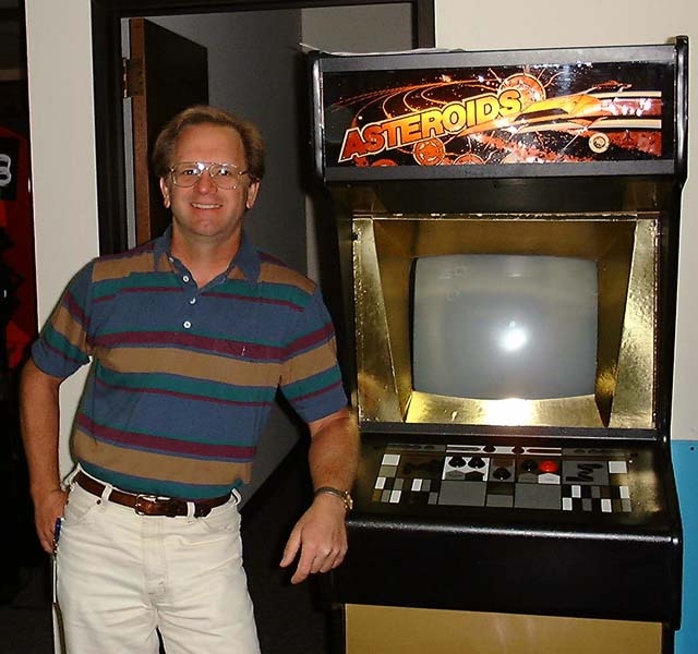 Эд Логг рядом с редким автоматом Asteroids, 1999 г. Источник: wikipedia.org